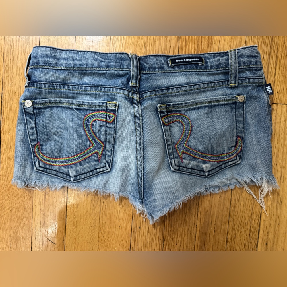 ROCK & REPUBLIC Y2K CUTOFF JEAN SHORTS - Picture 3 of 16